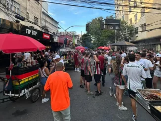 Torcida do Fluminense começa a tomar conta do Maracanã