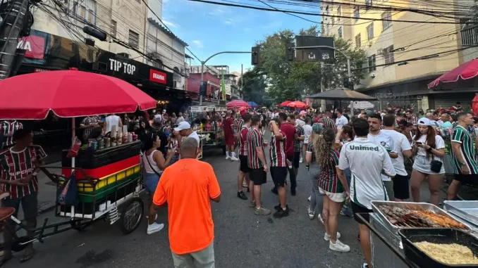 Torcida do Fluminense começa a tomar conta do Maracanã