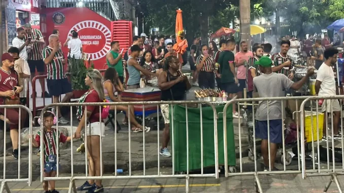Movimentação da torcida do Fluminense no Maracanã
