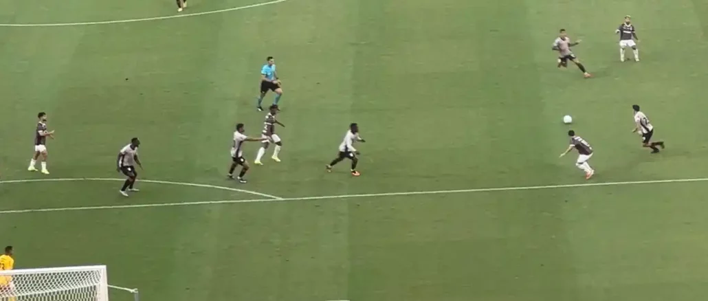 Registro exclusivo do Explosão Tricolor mostra os detalhes táticos da jogada ensaiada no gol de Canobbio contra o Athletico. Confira o vídeo!