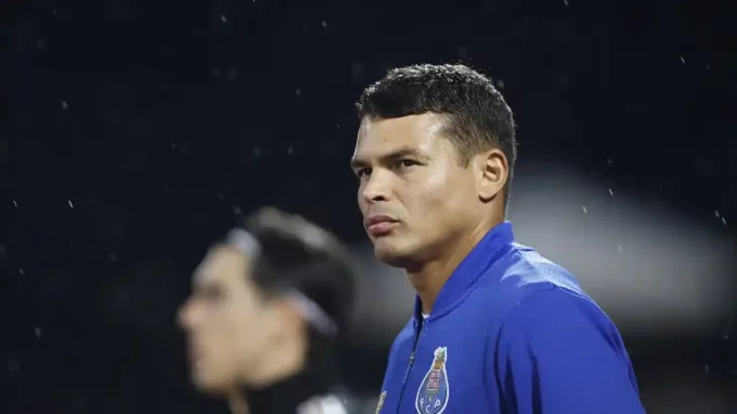 Tia de Thiago Silva rebate torcedores do Fluminense
