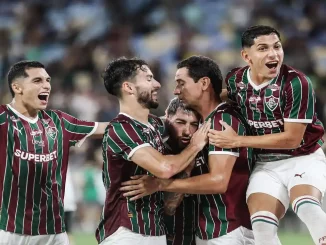 O couro vai comer! Vinicius Toledo analisa o duelo contra o Corinthians e a estratégia de Zubeldía para a maratona de 18 jogos do Fluminense. Confira!