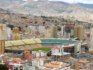 Cenário preocupante: nuvens carregadas sobre o Estádio Hernando Siles em La Paz; previsão indica 91% de chance de chuva para o horário do jogo.