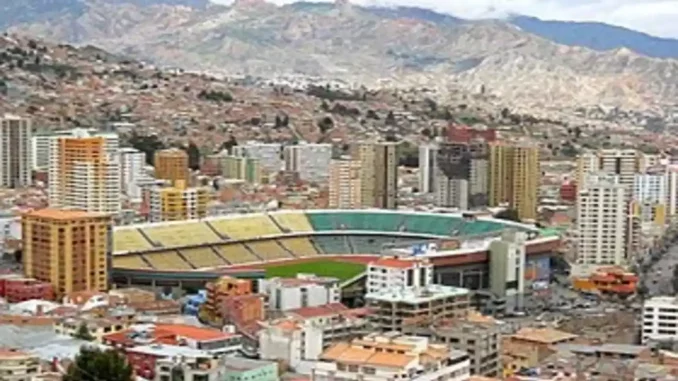 Cenário preocupante: nuvens carregadas sobre o Estádio Hernando Siles em La Paz; previsão indica 91% de chance de chuva para o horário do jogo.