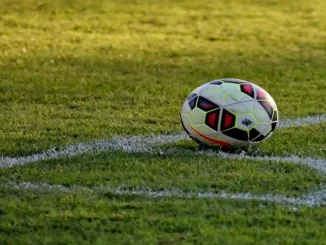 O exemplo da derrota do São Paulo para o Vitória mostra como ajustes de última hora redesenham o favoritismo e movimentam as expectativas no futebol.