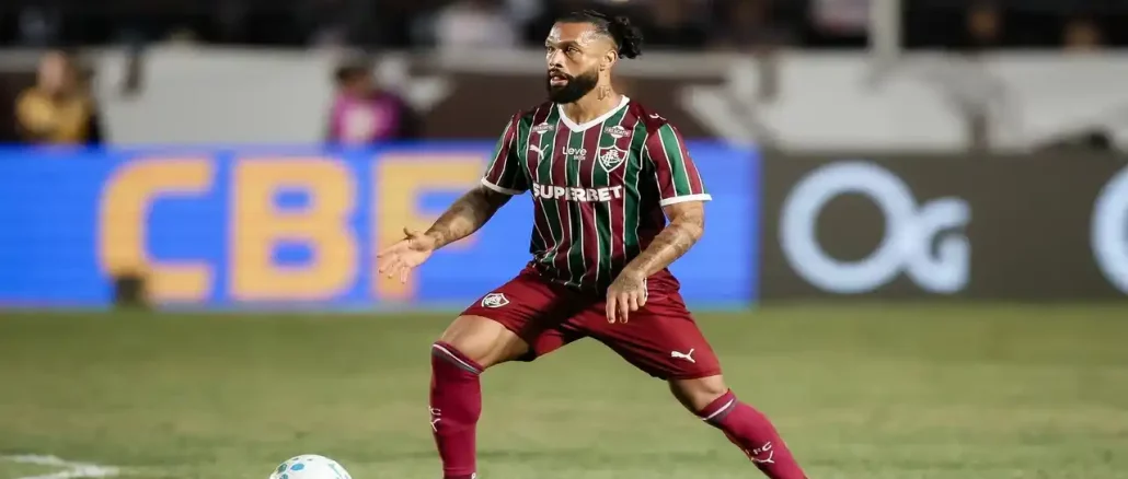 Otávio em ação pelo Fluminense