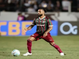 Otávio em ação pelo Fluminense