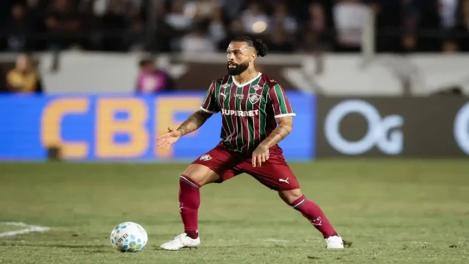 Otávio em ação pelo Fluminense