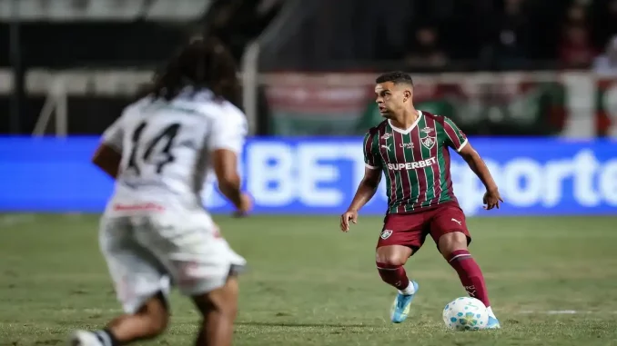 Alisson em ação pelo Fluminense