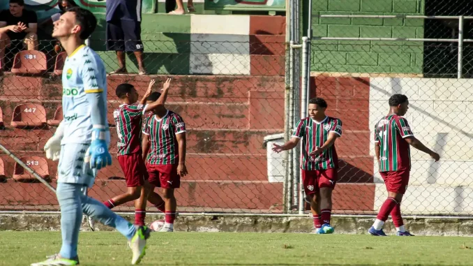 Acompanhe ao vivo o duelo entre Fluminense e Santos pelo Brasileirão Sub-20. Assista à transmissão da FluTV direto de Xerém aqui no Explosão Tricolor.