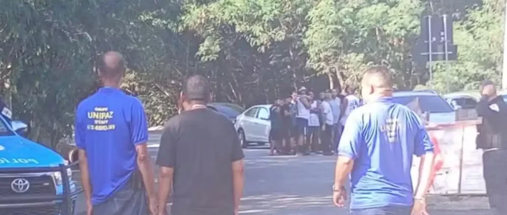 Dezenas de torcedores protestam no CT do Fluminense