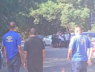 Dezenas de torcedores protestam no CT do Fluminense