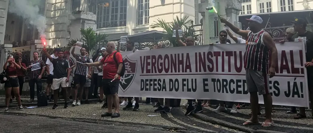 Torcida do Fluminense faz protesto contra a direção tricolor nas Laranjeiras