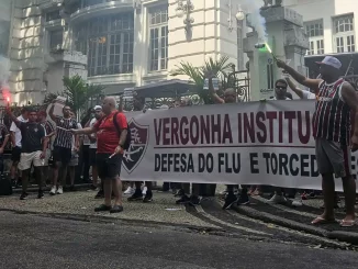 Torcida do Fluminense faz protesto contra a direção tricolor nas Laranjeiras