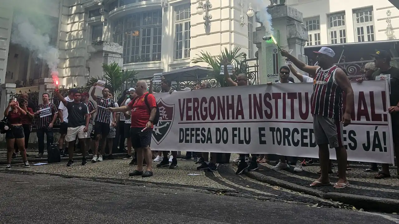 Torcida do Fluminense protesta contra diretoria nas Laranjeiras