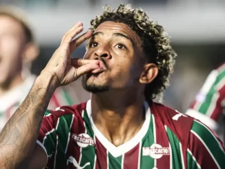 John Kennedy rebateu provocação da torcida do Santos