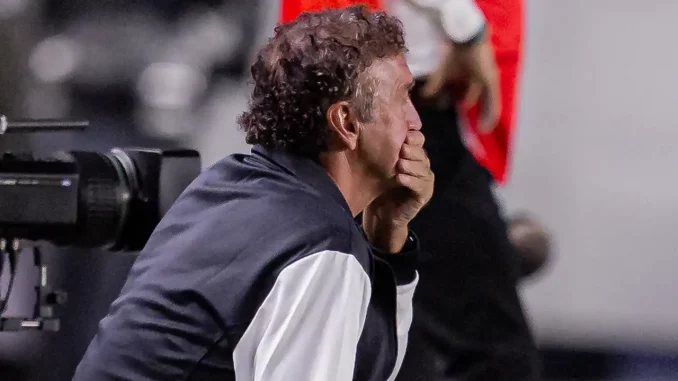 Santos está pressionado após tropeço no meio de semana
