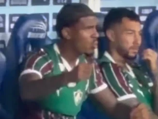 John Kennedy ficou revoltado no banco de reservas após ser substituído