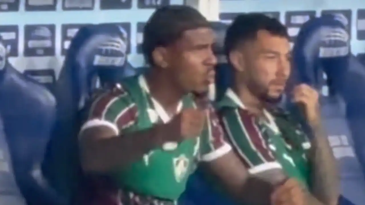 Vídeo: John Kennedy se revolta no banco após ser substituído