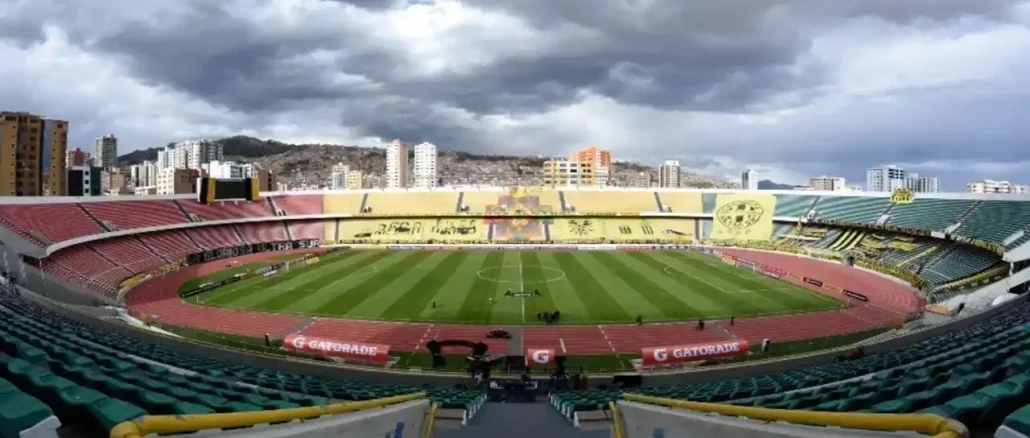Cenário preocupante: nuvens carregadas sobre o Estádio Hernando Siles em La Paz; previsão indica 91% de chance de chuva para o horário do jogo.