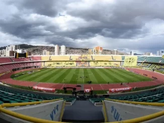 Cenário preocupante: nuvens carregadas sobre o Estádio Hernando Siles em La Paz; previsão indica 91% de chance de chuva para o horário do jogo.