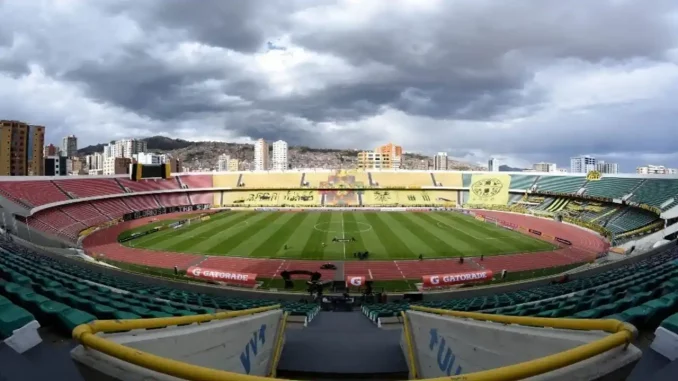 Cenário preocupante: nuvens carregadas sobre o Estádio Hernando Siles em La Paz; previsão indica 91% de chance de chuva para o horário do jogo.