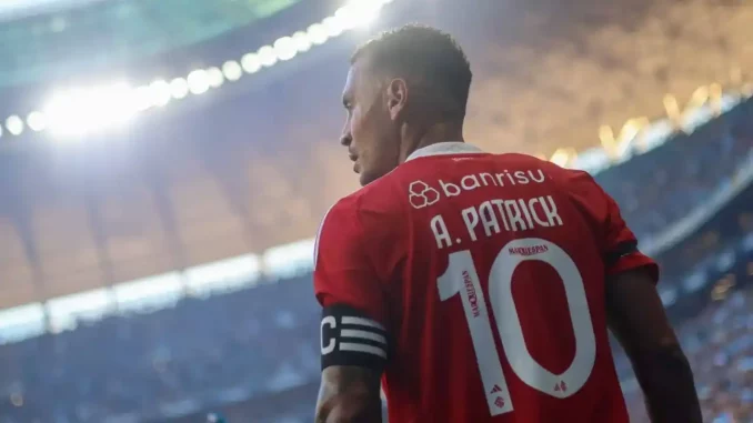 Inter retoma treinos para duelo contra o Fluminense com baixas no DM e dúvida tática de Paulo Pezzolano. Confira a situação do rival tricolor.