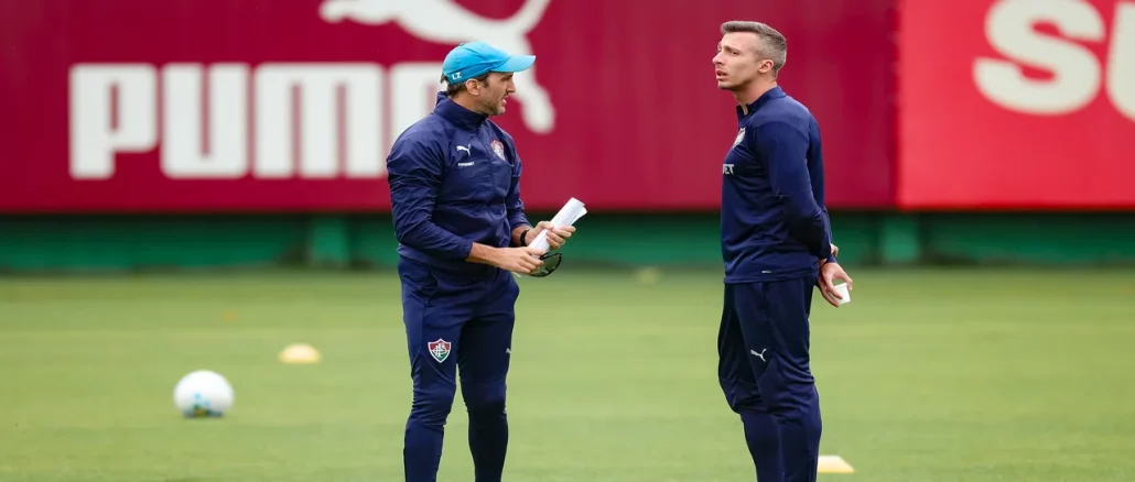 O técnico Luis Zubeldía deve repetir a base que venceu o São Paulo; Vinicius Toledo opina sobre a situação de Soteldo.