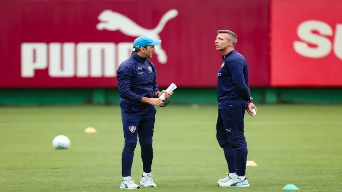 O técnico Luis Zubeldía deve repetir a base que venceu o São Paulo; Vinicius Toledo opina sobre a situação de Soteldo.