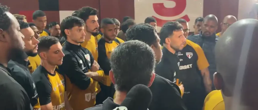 Torcedores protestaram no CT do São Paulo