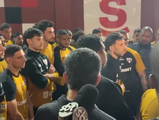 Torcedores protestaram no CT do São Paulo