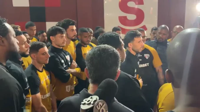 Torcedores protestaram no CT do São Paulo
