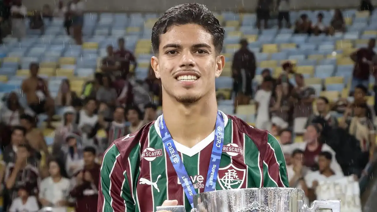 Fluminense anuncia renovação de Júlio Fidelis; saiba detalhes