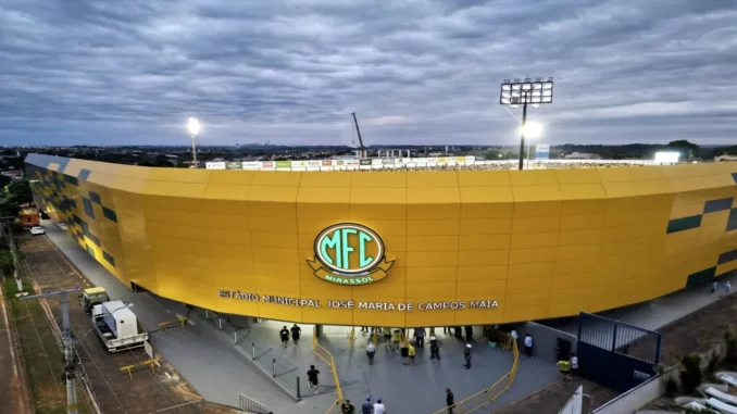 Termômetros caem durante os 90 minutos e pancadas de chuva à noite podem mudar a dinâmica do gramado no Estádio Maião.