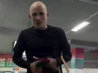Guilherme Arana apareceu mascarado no CT Carlos Castilho