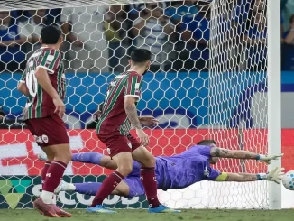Fábio sempre salvando o Fluminense