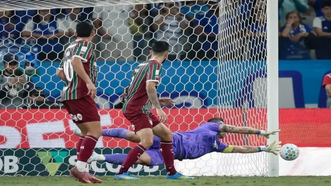 Fábio sempre salvando o Fluminense