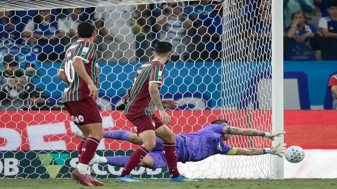 Fábio sempre salvando o Fluminense