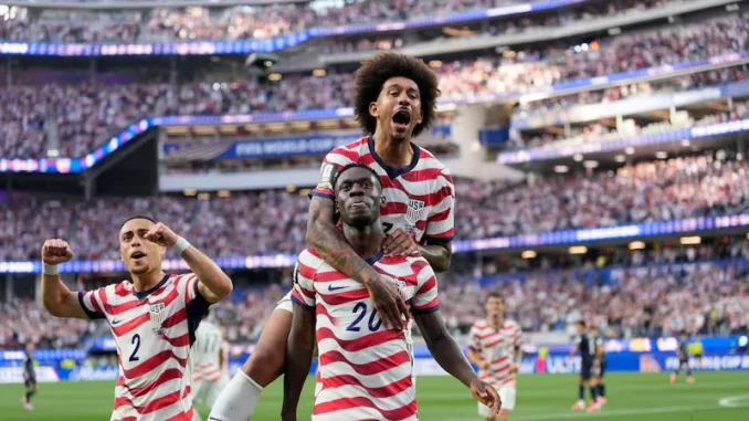 Confira a crônica de Estados Unidos 4 x 1 Paraguai pela Copa do Mundo 2026. Jogo teve show de Anitta e Katy Perry, gol contra e goleada americana.