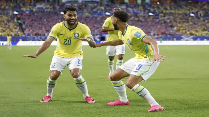 Lucas Paquetá e Matheus Cunha comemoram gol do Brasil sobre a Escócia, em Miami, pela Copa do Mundo Créditos: Rafael Ribeiro/CBF