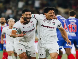 Hulk e Germán Cano comemorando o gol do Fluminense