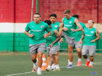 Com indefinições na lateral-esquerda e no meio de campo, treinador define os onze titulares que vão em busca da vaga às quartas de final; confira a provável escalação.