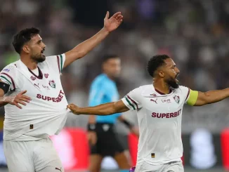 Ignácio comemora o seu gol com o Samuel Xavier