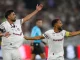 Ignácio comemora o seu gol com o Samuel Xavier