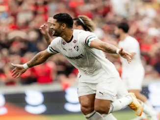 Hulk marcou um golaço de falta na Arena da Baixada