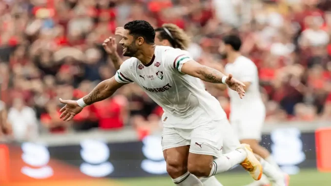 Hulk marcou um golaço de falta na Arena da Baixada