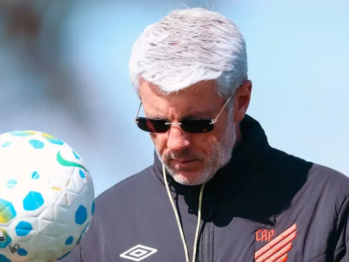 Odair Hellmann comandou o Fluminense em 2020 e hoje defende o Athletico-PR