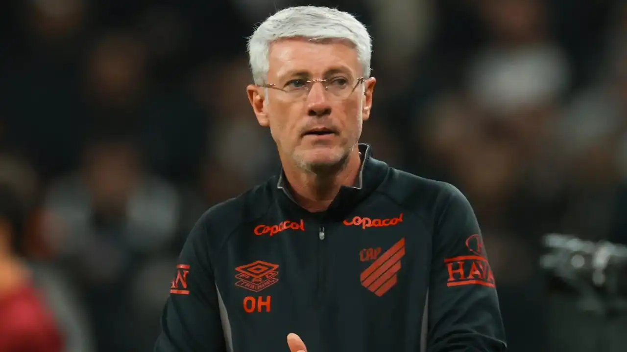 Odair Hellmann ignorou o pênalti marcado para o Athletico-PR