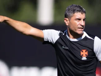 Pedro Emanuel vai fazer mudanças no Vasco contra o Fluminense