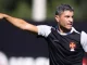 Pedro Emanuel vai fazer mudanças no Vasco contra o Fluminense